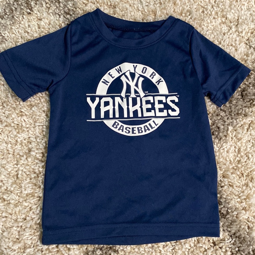 NY Yankees Performance Tee